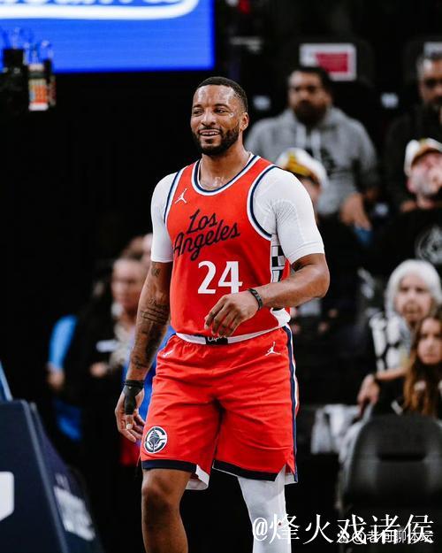 哈登半场5投2中，三分3中2得到7分2篮板3助攻2抢断