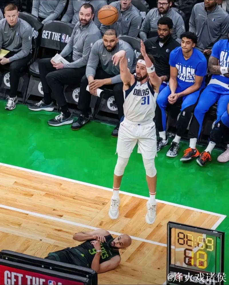 汤普森首秀砍22分独行侠力克马刺 凯尔特人大胜奇才 汤普森首秀砍22分独行侠力克马刺 凯尔特人大胜奇才